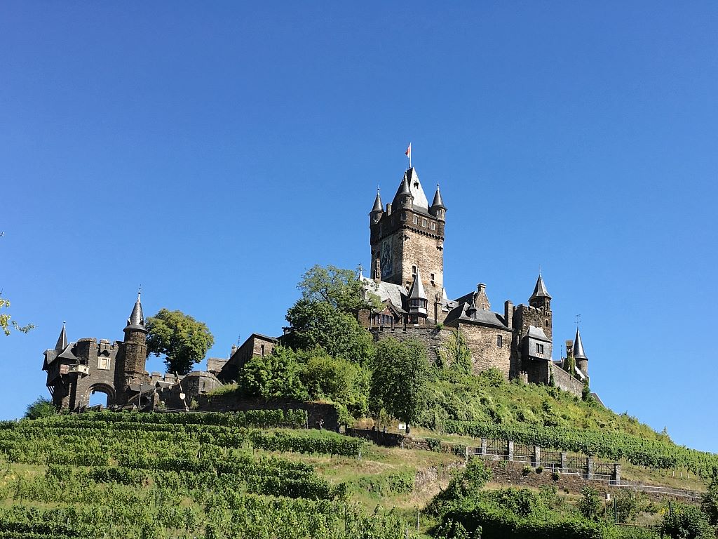Im Urlaub an der Mosel: Blick auf die Reichsburg in Cochem (Mosel)